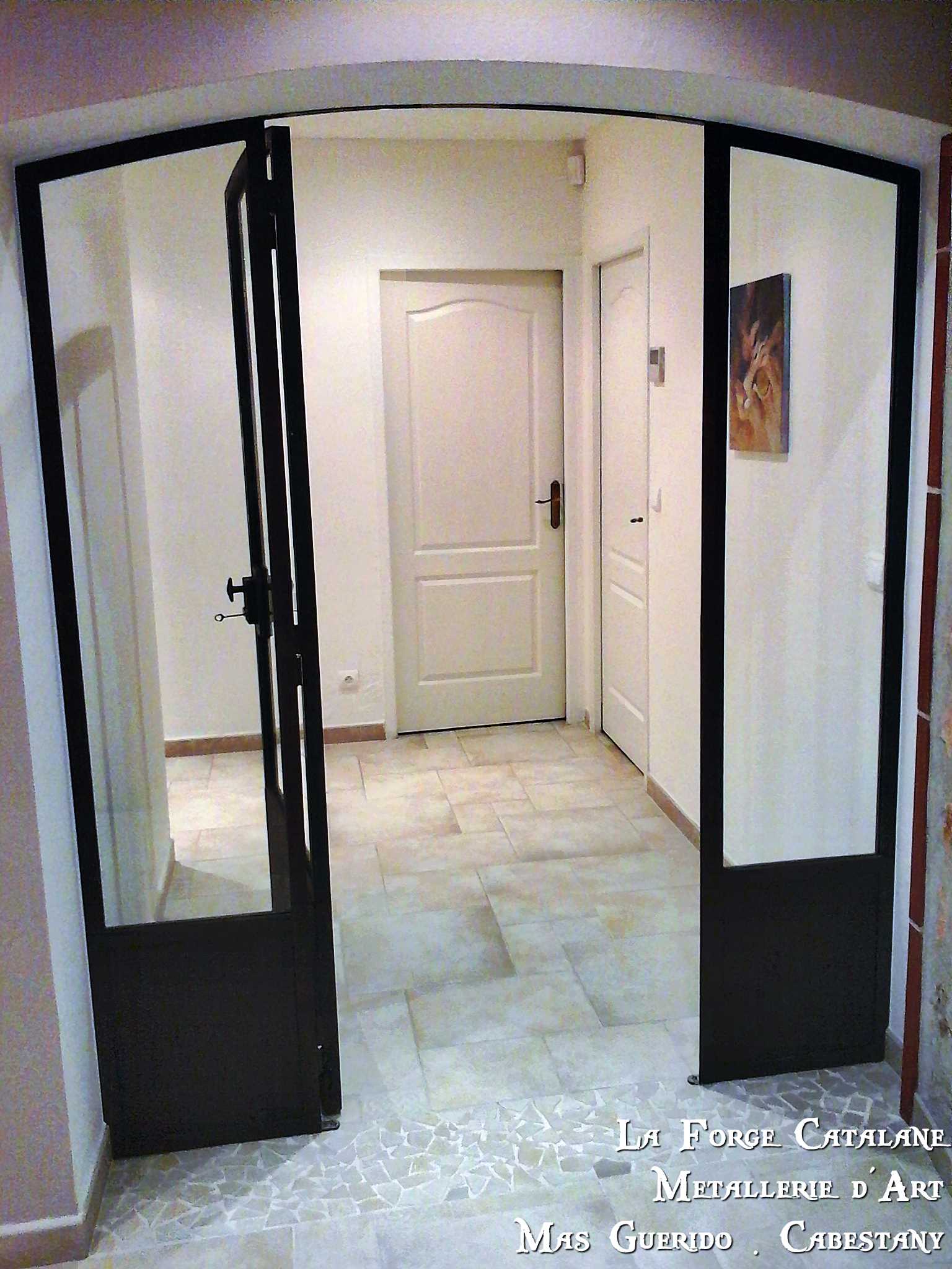 porte de separation vitree soubassement tole forge catalane 1.jpg